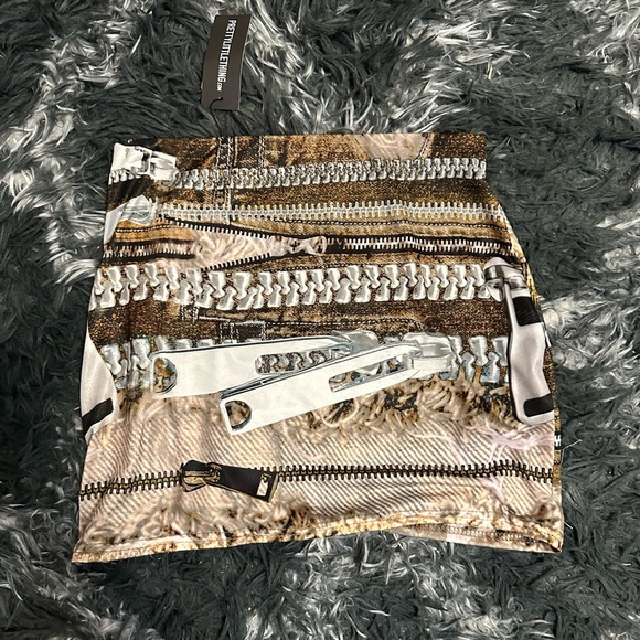 PrettyLittleThing Zipper Print Mini Skirt - Picture 2 of 3